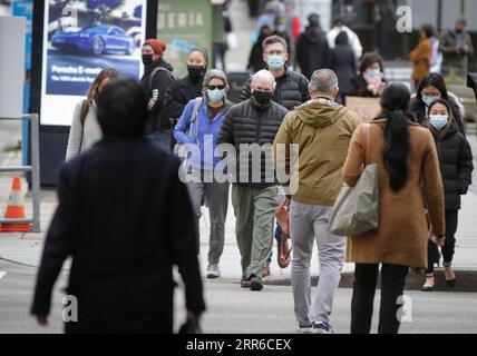 210205 -- VANCOUVER, 5. Februar 2021 -- Menschen, die Gesichtsmasken tragen, spazieren am 5. Februar 2021 auf einer Straße in der Innenstadt von Vancouver, British Columbia, Kanada. Die Arbeitslosenquote in Kanada stieg um 0,6 Prozentpunkte auf 9,4 Prozent im Januar, die höchste Quote seit August 2020, sagte die offizielle Statistik Kanada am Freitag. Foto von /Xinhua CANADA-VANCOUVER-ARBEITSLOSENQUOTE-ANSTIEG LiangxSen PUBLICATIONxNOTxINxCHN Stockfoto