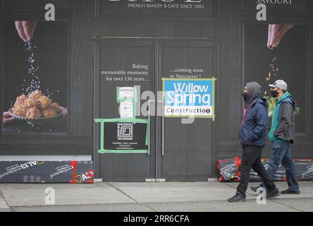 210205 -- VANCOUVER, 5. Februar 2021 -- Menschen, die Gesichtsmasken tragen, laufen am 5. Februar 2021 an einer Bäckerei im Zentrum von Vancouver, British Columbia, Kanada vorbei. Die Arbeitslosenquote in Kanada stieg um 0,6 Prozentpunkte auf 9,4 Prozent im Januar, die höchste Quote seit August 2020, sagte die offizielle Statistik Kanada am Freitag. Foto von /Xinhua CANADA-VANCOUVER-ARBEITSLOSENQUOTE-ANSTIEG LiangxSen PUBLICATIONxNOTxINxCHN Stockfoto