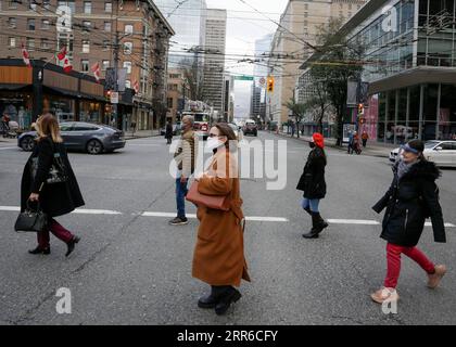 210205 -- VANCOUVER, 5. Februar 2021 -- Menschen, die Gesichtsmasken tragen, überqueren am 5. Februar 2021 eine Straße in der Innenstadt von Vancouver, British Columbia, Kanada. Die Arbeitslosenquote in Kanada stieg um 0,6 Prozentpunkte auf 9,4 Prozent im Januar, die höchste Quote seit August 2020, sagte die offizielle Statistik Kanada am Freitag. Foto von /Xinhua CANADA-VANCOUVER-ARBEITSLOSENQUOTE-ANSTIEG LiangxSen PUBLICATIONxNOTxINxCHN Stockfoto