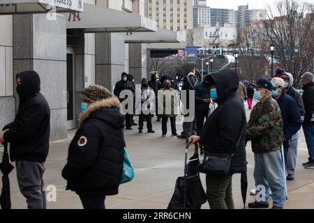 210206 -- NEW YORK, 6. Februar 2021 -- Leute warten in der Schlange, um die Massenimpfung im Yankee Stadium im Bronx-Borough von New York, USA, 5. Februar 2021 zu betreten. Am Freitag wurde eine Massenimpfstelle im Yankee Stadium eröffnet, wo berechtigte Bronx-Bewohner nach Terminen geimpft wurden. Foto von /Xinhua U.S.-NEW YORK-COVID-19-IMPFSTELLE MichaelxNagle PUBLICATIONxNOTxINxCHN Stockfoto