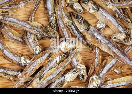 Small Dried Fish gilt in den meisten asiatischen Ländern, den Philippinen und Südostasien, als Delikatessengeschäft Stockfoto