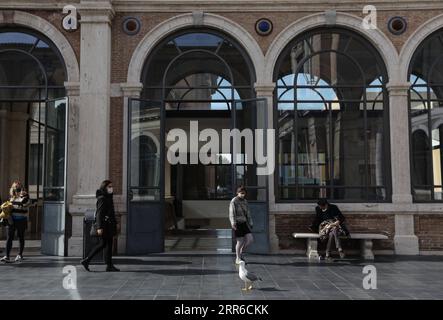 210206 -- VATIKAN, 6. Februar 2021 -- Besucher mit Gesichtsmasken spazieren am 5. Februar 2021 in den Vatikanischen Museen. Die Vatikanischen Museen, die zuvor aufgrund des COVID-19-Ausbruchs geschlossen waren, wurden am 1. Februar wieder eröffnet, während Besucher vor der Ankunft Online-Termine vereinbaren müssen. VATIKAN-COVID-19-MUSEUMS-WIEDERERÖFFNETE ChengxTingting PUBLICATIONxNOTxINxCHN Stockfoto