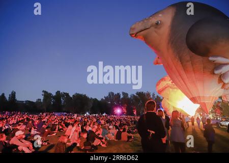 210207 -- CANBERRA, 7. Februar 2021 -- Menschen beobachten den Start von Heißluftballons in Canberra, Australien am 7. Februar 2021. Die National Gallery of Australia NGA und die Künstlerin Patricia Piccinini stellten am Sonntag in Canberra den neuen Heißluftballon Skywhalepapa vor. Laut NGA ist Skywhalepapa so hoch wie ein 7-stöckiges Gebäude. Er flog zusammen mit Piccininis ikonischem Skywhale, der 2013 für den hundertsten Geburtstag von Canberra in Auftrag gegeben wurde, am Sonntagmorgen, als einige Anwohner der Veranstaltung beitraten. Foto von /Xinhua AUSTRALIA-CANBERRA-HEISSLUFTBALLON LiuxChangchang PUBLICATIONxNOTxINxCHN Stockfoto