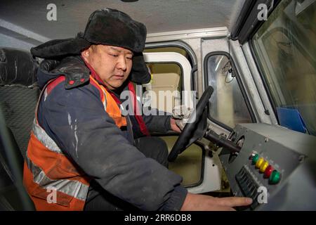 210207 -- ÜRÜMQI, 7. Februar 2021 -- Ein Arbeiter transportiert Materialien auf der Baustelle des Tianshan-Shdeparture-Tunnels in der autonomen Region Xinjiang Uygur im Nordwesten Chinas, 3. Februar 2021. Der Tianshan-Shdak-Tunnel ist mit einer Gesamtlänge von etwa 22 Kilometern der derzeit längste im Bau befindliche Autobahntunnel in China. Der 2020 begonnene Tunnel, ein sechsjähriges Projekt auf der Urumqi-Yuli-Autobahn, durchquert eine kalte und hochgelegene Zone mit rauem Klima und geologischen Bedingungen. Nach der Fertigstellung und der Öffnung für den Verkehr wird es den Passagieren und mehr Sicherheit und Komfort bieten Stockfoto