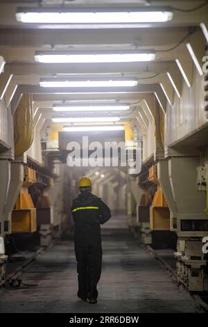 210207 -- ÜRÜMQI, 7. Februar 2021 -- Ein Arbeiter spaziert auf der Baustelle des Tianshan-Shdeparture-Tunnels in der nordwestchinesischen Autonomen Region Xinjiang Uygur, 4. Februar 2021. Der Tianshan-Shdak-Tunnel ist mit einer Gesamtlänge von etwa 22 Kilometern der derzeit längste im Bau befindliche Autobahntunnel in China. Der 2020 begonnene Tunnel, ein sechsjähriges Projekt auf der Urumqi-Yuli-Autobahn, durchquert eine kalte und hochgelegene Zone mit rauem Klima und geologischen Bedingungen. Nach der Fertigstellung und der Öffnung für den Verkehr wird es den Passagieren eine sicherere und bequemere Reise ermöglichen und die lokale Bevölkerung fördern Stockfoto