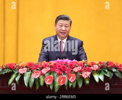 210210 -- PEKING, 10. Februar 2021 -- der chinesische Präsident Xi Jinping, ebenfalls Generalsekretär des Zentralkomitees der Kommunistischen Partei Chinas und Vorsitzender der Zentralen Militärkommission, spricht am 10. Februar 2021 in der Großen Halle des Volkes in Peking, der Hauptstadt Chinas, zu einem chinesischen Neujahrsempfang. Das Zentralkomitee der KPCh und der Staatsrat hielten den Empfang am Mittwoch in Peking ab. CHINA-PEKING-CPC ZENTRALKOMITEE-STAATSRAT-EMPFANG CN PANGXXINGLEI PUBLICATIONXNOTXINXCHN Stockfoto