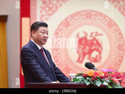 210210 -- PEKING, 10. Februar 2021 -- der chinesische Präsident Xi Jinping, ebenfalls Generalsekretär des Zentralkomitees der Kommunistischen Partei Chinas und Vorsitzender der Zentralen Militärkommission, spricht am 10. Februar 2021 in der Großen Halle des Volkes in Peking, der Hauptstadt Chinas, zu einem chinesischen Neujahrsempfang. Das Zentralkomitee der KPCh und der Staatsrat hielten den Empfang am Mittwoch in Peking ab. CHINA-PEKING-CPC ZENTRALAUSSCHUSS-STAATSRAT-EMPFANG CN JUXPENG PUBLICATIONXNOTXINXCHN Stockfoto