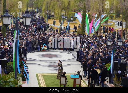 210210 -- TASCHKENT, 10. Februar 2021 -- Menschen nehmen an einer Aktion zum Gedenken an den 580. Geburtstag von Alisher Navoi in Taschkent, Usbekistan, 9. Februar 2021, Teil. Usbekistan veranstaltete am Dienstag landesweit Veranstaltungen zum 580. Geburtstag des berühmten mittelalterlichen Dichters, Staatsmannes und Denkers Alisher Navoi. Navoi wurde 1441 geboren und war der erste Dichter, der in türkischer Sprache schrieb. Sein Beitrag zur Entstehung und Entwicklung der usbekischen Literatur sei von unschätzbarem Wert, so Experten. Foto von /Xinhua USBEKISTAN-TASCHKENT-ALISHER NAVOI-580. GEBURTSTAG ZafarxKhalilov PUBLICA Stockfoto