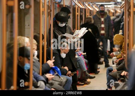 210210 -- MOSKAU, 10. Februar 2021 -- Passagiere mit Gesichtsmasken werden am 10. Februar 2021 in einer U-Bahn in Moskau, Russland, gesehen. Russland registrierte in den letzten 24 Stunden 14.494 COVID-19-Fälle und erhöhte die nationale Zahl auf 4.012.710, teilte das COVID-19-Response Center des Landes am Mittwoch mit. Foto von /Xinhua RUSSIA-MOSCOW-COVID-19-CASES-4 MILLION AlexanderxZemlianichenkoxJr PUBLICATIONxNOTxINxCHN Stockfoto