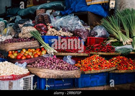 Bunte Sammlung von Gemüse, Gewürzen, Nüssen und Zitronengras zum Verkauf in Pasar Badung, dem wichtigsten Denpasar-Markt in Bali, Indonesien. Stockfoto