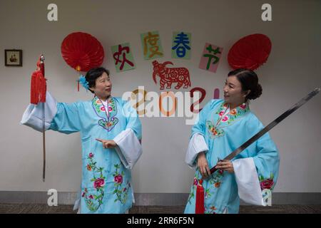 210211 -- CANBERRA, 11. Februar 2021 -- Foto aufgenommen am 9. Februar 2021 zeigt zwei chinesische Frauen, die zum chinesischen Neujahrsfest in Canberra, Australien, auftreten. Knödel machen, Couplets aufhängen, traditionelle Tänze aufführen... die Chinesen in der australischen Hauptstadt Canberra finden verschiedene Möglichkeiten, um eine Atmosphäre für das Frühlingsfest zu schaffen. ZUM Chinesischen Neujahr in der australischen Hauptstadt gefeiert mit Klößen, Couplets und Wünschen der Rückkehr nach China bald Foto von /Xinhua AUSTRALIA-CANBERRA-CHINESE LUNAR NEUJAHRSFEIER ChuxChen PUBLICATIONxNOTxINxCHN Stockfoto