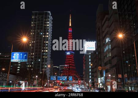 News Bilder des Tages 210211 -- TOKIO, 11. Februar 2021 -- Langzeitaufnahme aufgenommen am 11. Februar 2021 zeigt den beleuchteten Tokyo Tower in Tokio, Japan. Dies war das dritte Mal, dass der Tokyo Tower anlässlich des Chinesischen Frühlingsfestes beleuchtet wurde. JAPAN-TOKIO-TOKIO TOWER-SPRING FESTIVAL-BELEUCHTUNG DUXXIAOYI PUBLICATIONXNOTXINXCHN Stockfoto