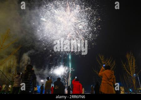 210213 -- PEKING, 13. Februar 2021 -- medizinische Arbeiter beobachten Feuerwerk in Tonghua in der nordöstlichen chinesischen Provinz Jilin, 12. Februar 2021. XINHUA FOTOS DES TAGES XuxChang PUBLICATIONxNOTxINxCHN Stockfoto