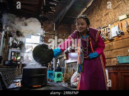 210213 -- PEKING, 13. Februar 2021 -- Tashi Yudron bereitet Abendessen am Vorabend des chinesischen Mondneujahrs in Medog, südwestchinesische autonome Region Tibet, 11. Februar 2021 vor. Das tibetische Neujahr fiel mit dem diesjährigen Frühlingsfest zusammen. XINHUA FOTOS DES TAGES SunxFei PUBLICATIONxNOTxINxCHN Stockfoto