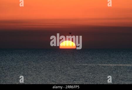 210213 -- PEKING, 13. Februar 2021 -- Foto aufgenommen am 12. Februar 2021 zeigt die Sonnenaufgangslandschaft in Kuwait-Stadt, Kuwait. Foto von /Xinhua XINHUA FOTOS DES TAGES Asad PUBLICATIONxNOTxINxCHN Stockfoto