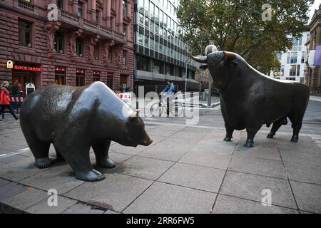 210213 -- PEKING, 13. Februar 2021 -- Foto aufgenommen am 28. Oktober 2020 zeigt die Stier- und Bärenstatuen vor der Frankfurter Börse in Frankfurt. Das chinesische Tierkreiszeichen wird von 12 Tieren repräsentiert, um die Mondjahre zu erfassen und die Eigenschaften der Menschen zu reflektieren. Das Jahr 2021 ist laut chinesischem Tierkreiszeichen das Jahr des Ochsen. JAHR DER OX-CITY-SKIZZENSTATUE LUXYANG PUBLICATIONXNOTXINXCHN Stockfoto