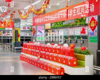 210213 -- PEKING, 13. Februar 2021 -- Geschenkpakete für Studenten, die während des Frühlingsfestes bleiben, werden an der Central South University of Forestry and Technolgy in Changsha, Provinz Hunan, 10. Februar 2021 gesehen. Xinhua-Schlagzeilen: Chinesen feiern das Mondneujahr auf neue Art und Weise, während Millionen bleiben, sagen YaoxYu PUBLICATIONxNOTxINxCHN Stockfoto