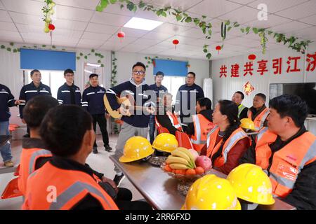 210213 -- PEKING, 13. Februar 2021 -- Wanderarbeitnehmer, die während des Frühlingsfestes untergebracht bleiben möchten, treffen sich, um das Festival auf einer Baustelle in Hefei, ostchinesische Provinz Anhui, 10. Februar 2021 zu feiern. Xinhua Schlagzeilen: Chinese Celebrate Spring Festival in New ways as Millions stay put CaoxLi PUBLICATIONxNOTxINxCHN Stockfoto