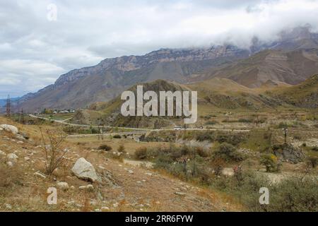 Panoramablick auf die Baksan-Schlucht im Kaukasus in Kabardino-Balkaria, Russland. Spätherbstlandschaft Stockfoto