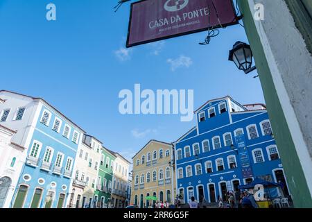 Salvador, Bahia, Brasilien - 02. September 2023: Blick auf alte Gebäude auf Ladeira do Pelourinho, historisches Zentrum von Salvador, Bahia. Stockfoto