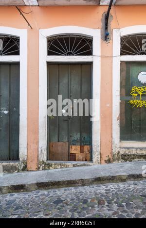 Salvador, Bahia, Brasilien - 02. September 2023: Blick auf die Türen der alten Häuser in Pelourinho, historisches Zentrum der Stadt Salvador. Stockfoto