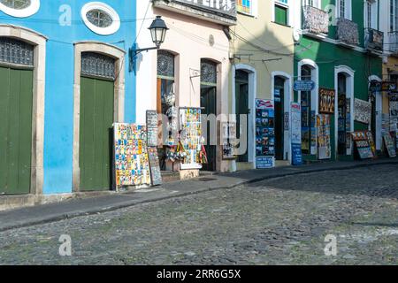 Salvador, Bahia, Brasilien - 02. September 2023: Blick auf einen Souvenirladen in Pelourinho, dem historischen Zentrum von Salvador. Stockfoto