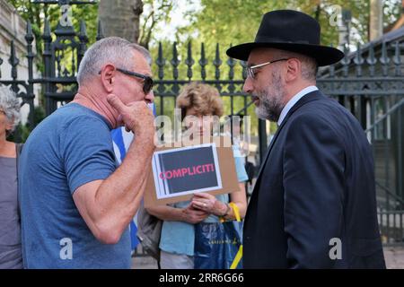 London, Großbritannien. September 2023. Britisch-Israelis protestieren gegen den Besuch des Diaspora-Ministers Amitchai Chikli vor der Botschaft der Nation, wo er Beamte und Mitglieder der jüdischen Gemeinde zu einem Rosh Hashanah-Drink-Empfang treffen sollte. Der Minister hat in der Vergangenheit die Tel Aviv Pride Parade kritisiert, zusätzlich zu anderen aufrührerischen Erklärungen. Danksagung: Elfte Stunde Fotografie/Alamy Live News Stockfoto