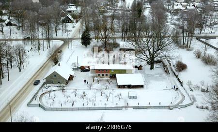 210214 -- RUJIENA, 14. Februar 2021 -- Luftbild aufgenommen am 13. Februar. 2021 zeigt eine allgemeine Ansicht einer selbstgebauten Bobbahn in Rujiena, Lettland. Aivis Berzins hat in seinem Garten in Rujiena eine 170 Meter lange Bobbahn für seine Familie gebaut, damit sie im Winter etwas im Freien Unternehmen können. Foto: /Xinhua LATVIA-RUJIENA-FAMILY-BOBBAHN Janis PUBLICATIONxNOTxINxCHN Stockfoto