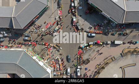 210214 -- YINCHUAN, 14. Februar 2021 -- Luftaufnahme vom 11. Februar 2021 zeigt einen Markt am BINHE Jiayuan Umzugsort, wo die Familie Zhang in Yinchuan, der nordwestchinesischen Autonomen Region Ningxia Hui, zog. Zhang Junming, 55, lebte einst in der Hongbaiyang Township, einem wirtschaftlichen Rückzugsgebiet im südlichen Ningxia. Als er jung war, war Zhang bei einem Unfall schwer verletzt worden und litt daher an Beinbehinderungen, die ihn daran hinderten, in den Großstädten nach Arbeitsmöglichkeiten zu suchen. Also mussten er und seine Familie ihren Lebensunterhalt aus schlechten Erträgen auf dem kargen Ackerland abkratzen. Die Lebensqualität Stockfoto