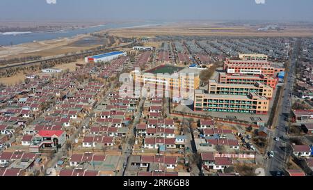 210214 -- YINCHUAN, 14. Februar 2021 -- Luftaufnahme, aufgenommen am 11. Februar 2021, zeigt den BINHE Jiayuan Umzugsort, wo die Familie Zhang in Yinchuan, Nordwestchinas Autonome Region Ningxia Hui, zog. Zhang Junming, 55, lebte einst in der Hongbaiyang Township, einem wirtschaftlichen Rückzugsgebiet im südlichen Ningxia. Als er jung war, war Zhang bei einem Unfall schwer verletzt worden und litt daher an Beinbehinderungen, die ihn daran hinderten, in den Großstädten nach Arbeitsmöglichkeiten zu suchen. Also mussten er und seine Familie ihren Lebensunterhalt aus schlechten Erträgen auf dem kargen Ackerland abkratzen. Die Lebensqualität wurde noch verschlimmert Stockfoto