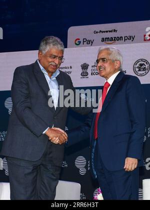 Mumbai, Indien. September 2023. Nandan Nilekani, Mitbegründer und nicht geschäftsführender Vorsitzender von L-R Infosys, und Shaktikanta das, Gouverneur der Reserve Bank of India (RBI), schütteln während des Global Fintech fest (GFF) in Mumbai die Hände. Global Fintech fest ist eine globale Plattform, um die wichtigsten Interessenträger von Fintech-Unternehmen zu ermutigen, sich zu versammeln, um Ideen und Innovationen in den Bereichen Banken, Finanzen, digitale Zahlungen, Startups und neue Technologien auszutauschen. Quelle: SOPA Images Limited/Alamy Live News Stockfoto