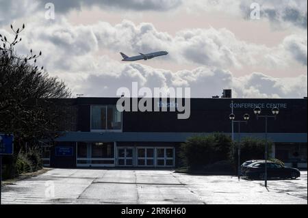 210216 -- LONDON, 16. Februar 2021 -- ein Flugzeug fliegt am 15. Februar 2021 über ein Hotel in der Nähe des Flughafens Heathrow in London, Großbritannien. Ab Montag müssen sich alle britischen und irischen Staatsbürger und Briten, die in England ankommen, nachdem sie auf der Roten Liste von mehr als 30 Ländern mit hohem Risiko stehen, nun in Hotels selbst isolieren. Zu den Ländern auf der Roten Liste gehören Südafrika, Portugal und südamerikanische Länder. Foto von /Xinhua BRITAIN-LONDON-COVID-19-HOTEL QUARANTINE STAY RayxTang PUBLICATIONxNOTxINxCHN Stockfoto