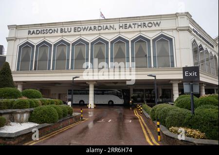 210216 -- LONDON, 16. Februar 2021 -- Passagiere vom Flughafen Heathrow mit dem Bus kommen am 15. Februar 2021 im Radisson Blu Edwardian Hotel an, einem Quarantänehotel in London, Großbritannien. Ab Montag müssen sich alle britischen und irischen Staatsbürger und Briten, die in England ankommen, nachdem sie auf der Roten Liste von mehr als 30 Ländern mit hohem Risiko stehen, nun in Hotels selbst isolieren. Zu den Ländern auf der Roten Liste gehören Südafrika, Portugal und südamerikanische Länder. Foto von /Xinhua BRITAIN-LONDON-COVID-19-HOTEL QUARANTINE STAY RayxTang PUBLICATIONxNOTxINxCHN Stockfoto