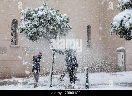 210216 -- ATHEN, 16. Februar 2021 -- Menschen werden am 16. Februar 2021 in Athen, Griechenland, mit Schnee spielen gesehen. Die Bewohner Athens und vieler Teile Griechenlands wachten am Montag zu starken Schneefällen auf, die nach Angaben der Behörden zu Reiseunterbrechungen und Stromausfällen vor allem in zentralen und westlichen Regionen geführt haben. Foto von /Xinhua GREECE-ATHENS-COLD FRONT LEFTERISxPARTSALIS PUBLICATIONxNOTxINxCHN Stockfoto