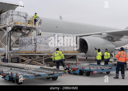 News Bilder des Tages 210217 -- BUDAPEST, 17. Februar 2021 -- Mitarbeiter übertragen die erste Charge des chinesischen Sinopharm COVID-19-Impfstoffs, den Ungarn am 16. Februar 2021 auf dem Liszt Ferenc International Airport in Budapest erworben hat. Foto von /Xinhua HUNGARY-BUDAPEST-COVID-19-VACCINE FROM CHINA-ARRIVAL AttilaxVolgyi PUBLICATIONxNOTxINxCHN Stockfoto