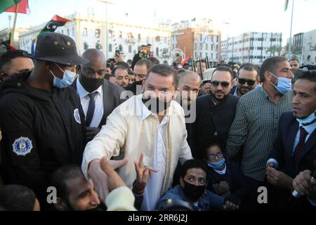 News Bilder des Tages 210217 -- TRIPOLI, 17. Februar 2021 -- Libyens neuer Premierminister Abdul Hamid Dbeibah C trifft am 17. Februar 2021 auf dem Märtyrerplatz in Tripoli, Libyen, Menschen. Tausende Libyer feierten am Mittwoch den 10. Jahrestag der Revolution, die das Regime des verstorbenen Führers Muammar Gaddafi 2011 stürzte. Foto von /Xinhua LIBYA-TRIPOLI-ANTI-GADDAFI REVOLUTION-10 Jahre HamzaxTurkia PUBLICATIONxNOTxINxCHN Stockfoto