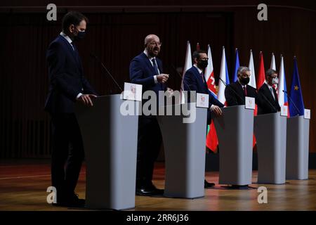 210217 -- KRAKAU POLEN, 17. Februar 2021 -- der slowakische Premierminister Igor Matovic, der Präsident des Europäischen Rates Charles Michel, der polnische Premierminister Mateusz Morawiecki, der ungarische Premierminister Viktor Orban und der tschechische Premierminister Andrej Babis von L bis R nehmen an einer Pressekonferenz nach dem V4-Gipfel der Visegrad-Gruppe am 17. Februar 2021 in Krakau, Polen, Teil. Die Ministerpräsidenten Polens, Ungarns, der Tschechischen Republik und der Slowakei trafen sich am Mittwoch in Krakau, um die COVID-19-Pandemie zu erörtern und den 30. Jahrestag des Kooperationsrahmens der Visegrad-Gruppe V4 zu begehen. /Handout über Xinhua POLEN-KRAKAU-VISE Stockfoto