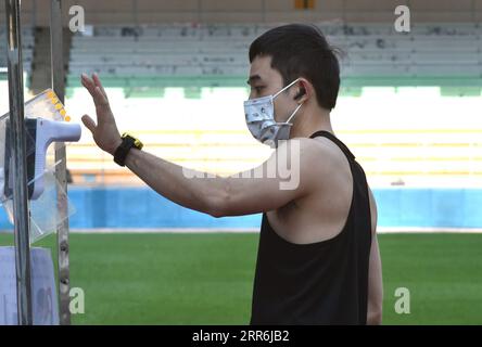 210218 -- HONG KONG, 18. Februar 2021 -- Ein Mann, Der eine Gesichtsmaske trägt, hat seine Temperatur gemessen, bevor er einen Spielplatz in Hong Kong, Südchina, betritt, 18. Februar 2021. Das Zentrum für Gesundheitsschutz in Hongkong (CHP) meldete am Donnerstag acht neue COVID-19-Infektionen und erreichte damit insgesamt 820. CHINA-HONG KONG-COVID-19-CASESCN LoxPingxFai PUBLICATIONxNOTxINxCHN Stockfoto