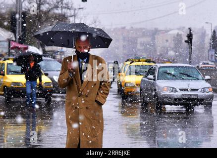 210219 -- PEKING, 19. Februar 2021 -- Schnee ist am 17. Februar 2021 in Damaskus, der Hauptstadt Syriens, zu sehen. Foto von /Xinhua XINHUA FOTOS DES TAGES AmmarxSafarjalani PUBLICATIONxNOTxINxCHN Stockfoto