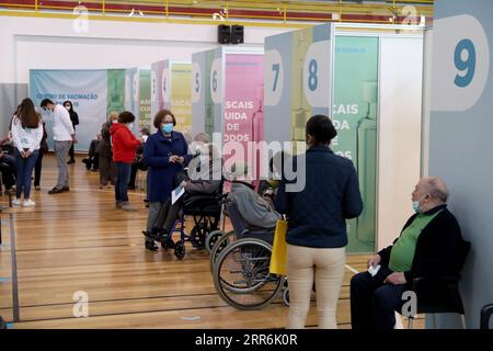 210219 -- LISSABON, 19. Februar 2021 -- Menschen warten vor Impfkabinen, um am 18. Februar im Sportkomplex Sao Domingos de Rana in Cascais, Lissabon, Portugal, mit dem Pfizer-BioNTech COVID-19-Impfstoff geimpft zu werden. 2021. Foto von /Xinhua PORTUGAL-LISSABON-COVID-19-VACCINATION PedroxFiuza PUBLICATIONxNOTxINxCHN Stockfoto