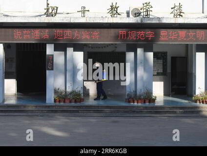 210220 -- FUZHOU, 20. Februar 2021 -- Ein Mitarbeiter spritzt Desinfektionsmittel auf den Flur eines Lehrgebäudes einer Mittelschule in Fuzhou City, südöstliche chinesische Provinz Fujian, 20. Februar 2021. Schulen und Kindergärten in Fuzhou City führen kürzlich Desinfektionsarbeiten durch, um sich auf das kommende neue Semester vorzubereiten. CHINA-FUJIAN-SCHULDESINFEKTION CN SongxWeiwei PUBLICATIONxNOTxINxCHN Stockfoto