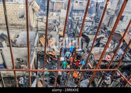 210221 -- MANILA, 21. Februar 2021 -- Bewohner suchen nach ihrem Eigentum in ihren verbrannten Häusern nach einem Brand in einem Slum-Gebiet in Manila, Philippinen am 21. Februar 2021. Fünf Menschen starben, als ein sechsstündiger Brand rund 300 Häuser im Tondo-Viertel von Manila auf den Philippinen zerstörte, sagte ein Feuerwehrmann am Sonntag. PHILIPPINEN-MANILA-FIRE RouellexUmali PUBLICATIONxNOTxINxCHN Stockfoto