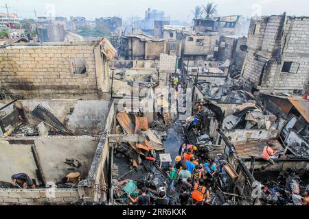 210221 -- MANILA, 21. Februar 2021 -- Bewohner suchen nach ihrem Eigentum in ihren verbrannten Häusern nach einem Brand in einem Slum-Gebiet in Manila, Philippinen am 21. Februar 2021. Fünf Menschen starben, als ein sechsstündiger Brand rund 300 Häuser im Tondo-Viertel von Manila auf den Philippinen zerstörte, sagte ein Feuerwehrmann am Sonntag. PHILIPPINEN-MANILA-FIRE RouellexUmali PUBLICATIONxNOTxINxCHN Stockfoto