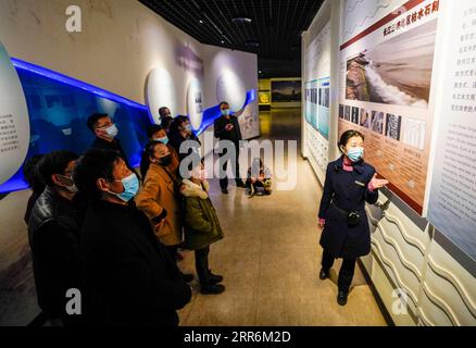 210221 -- CHONGQING, 21. Februar 2021 -- Menschen besuchen einen Ausstellungsraum an Land des Baiheliang Museums, Chinas erstes Unterwassermuseum, das etwa 40 Meter unter der Oberfläche in den Oberläufen des Yangtze-Flusses vor der Küste von Fuling City, südwestchinesische Gemeinde Chongqing, 21. Februar 2021 erbaut wurde. Das Baiheliang Museum wurde kürzlich nach einer viermonatigen Renovierung wieder eröffnet. Baiheliang, wörtlich White Crane Ridge, ist ein 1.600 Meter langer und 25 Meter breiter, glatter Steinrücken mit Inschriften über Chinas längsten Fluss, der von 763 in der Tang-Dynastie bis zum frühen 20. Jahrhundert datiert wurde. Auf dem Stockfoto