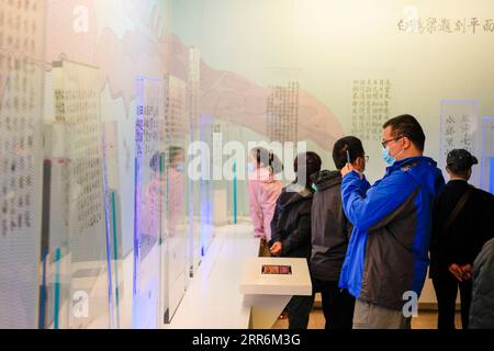 210221 -- CHONGQING, 21. Februar 2021 -- Menschen besuchen einen Ausstellungsraum an Land des Baiheliang Museums, Chinas erstes Unterwassermuseum, das etwa 40 Meter unter der Oberfläche in den Oberläufen des Yangtze-Flusses vor der Küste von Fuling City, südwestchinesische Gemeinde Chongqing, 21. Februar 2021 erbaut wurde. Das Baiheliang Museum wurde kürzlich nach einer viermonatigen Renovierung wieder eröffnet. Baiheliang, wörtlich White Crane Ridge, ist ein 1.600 Meter langer und 25 Meter breiter, glatter Steinrücken mit Inschriften über Chinas längsten Fluss, der von 763 in der Tang-Dynastie bis zum frühen 20. Jahrhundert datiert wurde. Auf dem Stockfoto