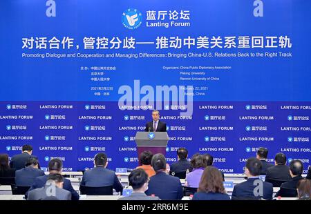 210222 -- PEKING, 22. Februar 2021 -- der chinesische Staatsrat und Außenminister Wang Yi hält bei der Eröffnung des Lanting Forums eine Rede zum Thema Förderung von Dialog und Zusammenarbeit und Umgang mit Differenzen: China-USA bringen Relationship Back to the Right Track in Beijing, Hauptstadt Chinas, 22. Februar 2021. CHINA-PEKING-WANG YI-LANTING FORUM-CHINA-USA BEZIEHUNGEN CN YuexYuewei PUBLICATIONxNOTxINxCHN Stockfoto