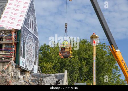 210222 -- CHRISTCHURCH, 22. Februar 2021 -- Arbeiter arbeiten am Standort des Projekts zur Wiederinbetriebnahme der Christchurch Cathedral in Christchurch, Neuseeland, 3. Februar 2021. Die Christchurch Cathedral, ein Wahrzeichen in der südneuseeländischen Stadt Christchurch, wurde bei einem Erdbeben, das die Stadt Ende Dezember 2011 erschütterte, schwer beschädigt. Seit fast zehn Jahren werden Wiederaufbauarbeiten durchgeführt, bevor der größte Teil des Gebäudes wiederhergestellt wird. Foto von /Xinhua NEW ZEALAND-CHRISTCHURCH-CATHEDRAL REINSTATEMENT SunxXiaotong PUBLICATIONxNOTxINxCHN Stockfoto