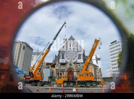 210222 -- CHRISTCHURCH, 22. Februar 2021 -- Arbeiter arbeiten am Standort des Projekts zur Wiederinbetriebnahme der Christchurch Cathedral in Christchurch, Neuseeland, 3. Februar 2021. Die Christchurch Cathedral, ein Wahrzeichen in der südneuseeländischen Stadt Christchurch, wurde bei einem Erdbeben, das die Stadt Ende Dezember 2011 erschütterte, schwer beschädigt. Seit fast zehn Jahren werden Wiederaufbauarbeiten durchgeführt, bevor der größte Teil des Gebäudes wiederhergestellt wird. Foto von /Xinhua NEW ZEALAND-CHRISTCHURCH-CATHEDRAL REINSTATEMENT SunxXiaotong PUBLICATIONxNOTxINxCHN Stockfoto