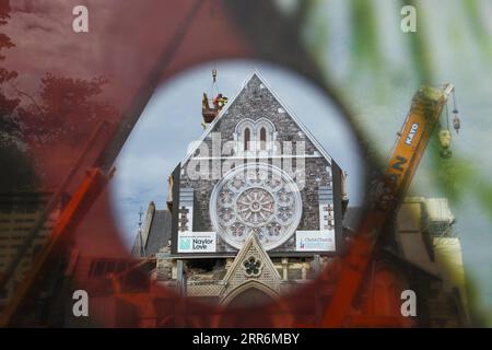 210222 -- CHRISTCHURCH, 22. Februar 2021 -- Arbeiter arbeiten am Standort des Projekts zur Wiederinbetriebnahme der Christchurch Cathedral in Christchurch, Neuseeland, 3. Februar 2021. Die Christchurch Cathedral, ein Wahrzeichen in der südneuseeländischen Stadt Christchurch, wurde bei einem Erdbeben, das die Stadt Ende Dezember 2011 erschütterte, schwer beschädigt. Seit fast zehn Jahren werden Wiederaufbauarbeiten durchgeführt, bevor der größte Teil des Gebäudes wiederhergestellt wird. Foto von /Xinhua NEW ZEALAND-CHRISTCHURCH-CATHEDRAL REINSTATEMENT SunxXiaotong PUBLICATIONxNOTxINxCHN Stockfoto