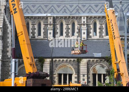 210222 -- CHRISTCHURCH, 22. Februar 2021 -- Arbeiter arbeiten am Standort des Projekts zur Wiederinbetriebnahme der Christchurch Cathedral in Christchurch, Neuseeland, 22. Februar 2021. Die Christchurch Cathedral, ein Wahrzeichen in der südneuseeländischen Stadt Christchurch, wurde bei einem Erdbeben, das die Stadt Ende Dezember 2011 erschütterte, schwer beschädigt. Seit fast zehn Jahren werden Wiederaufbauarbeiten durchgeführt, bevor der größte Teil des Gebäudes wiederhergestellt wird. NEUSEELAND-CHRISTCHURCH-CATHEDRAL-REINSTATEMENT GuoxLei PUBLICATIONxNOTxINxCHN Stockfoto